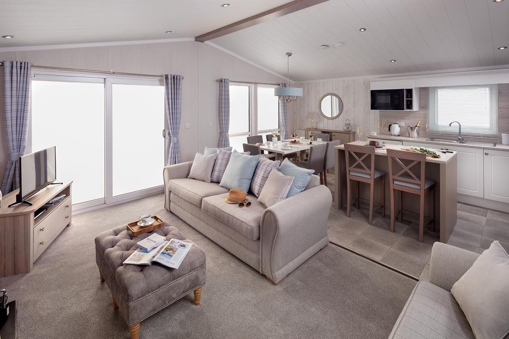 int-edmonton-lodge-lounge-rear-to-front-towards-dining-table-web