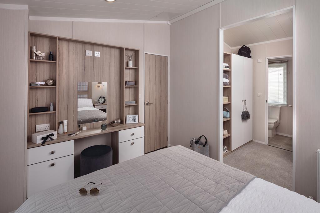 int-edmonton-lodge-main-bed-towards-vanity-area-and-wardrobe-web