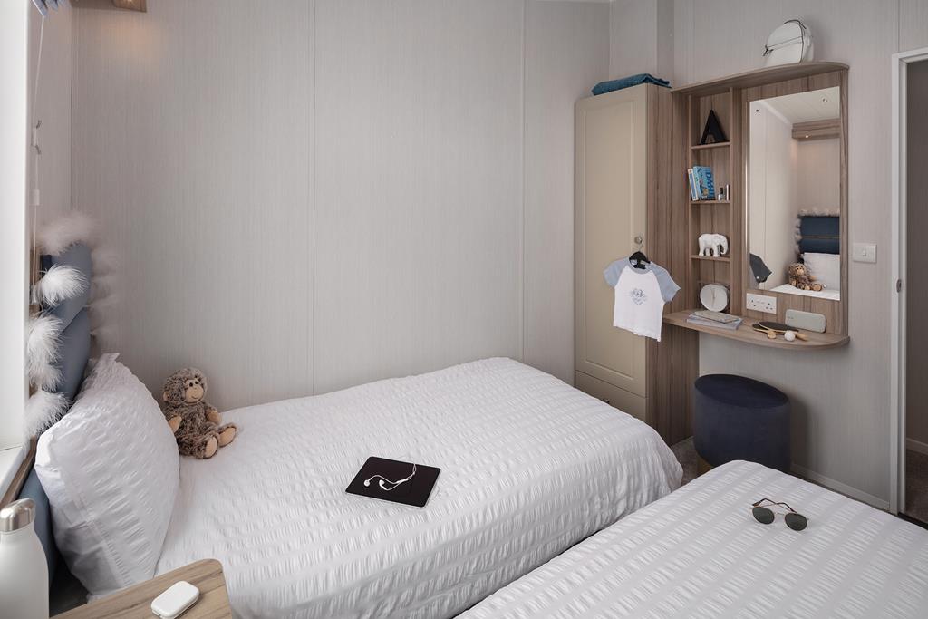 int-edmonton-lodge-twin-room-towards-wardrobe-web